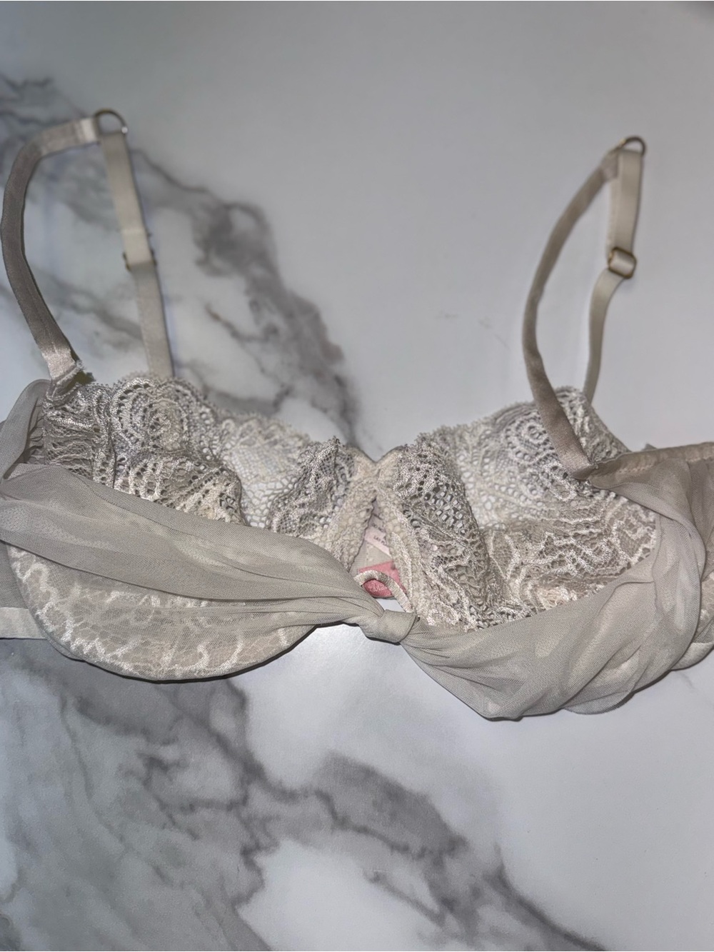 Victoria's Secret (36C) Vintage Very Sexy Push Up White Lace Bra w Sheer Twist